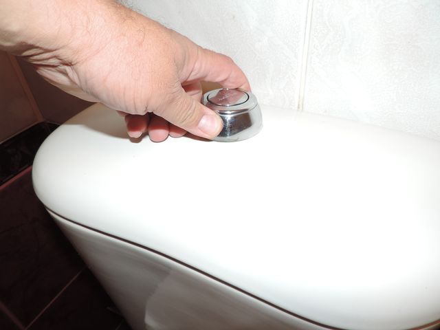 odkręcamy przycisk spustowy spłuczki WC