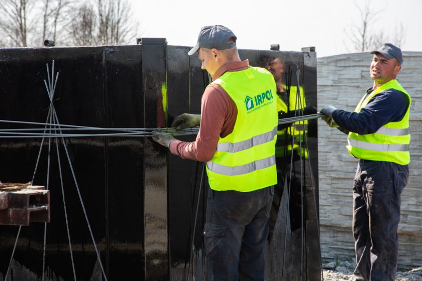 Produkcja szambo na placu renomowanego producenta zbiorników betonowych firmy Irpol
