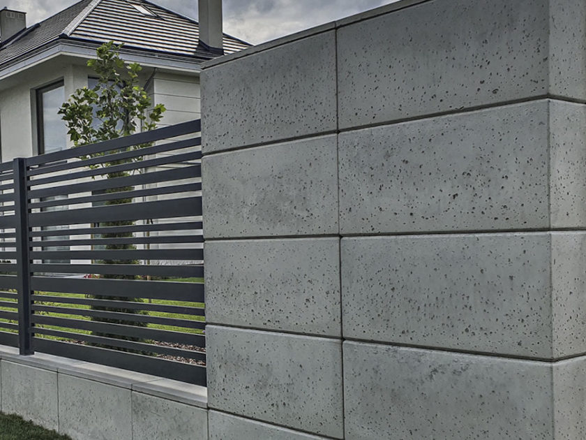 Ogrodzenie na bazie bloczków z betonu architektonicznego – dlaczego warto?