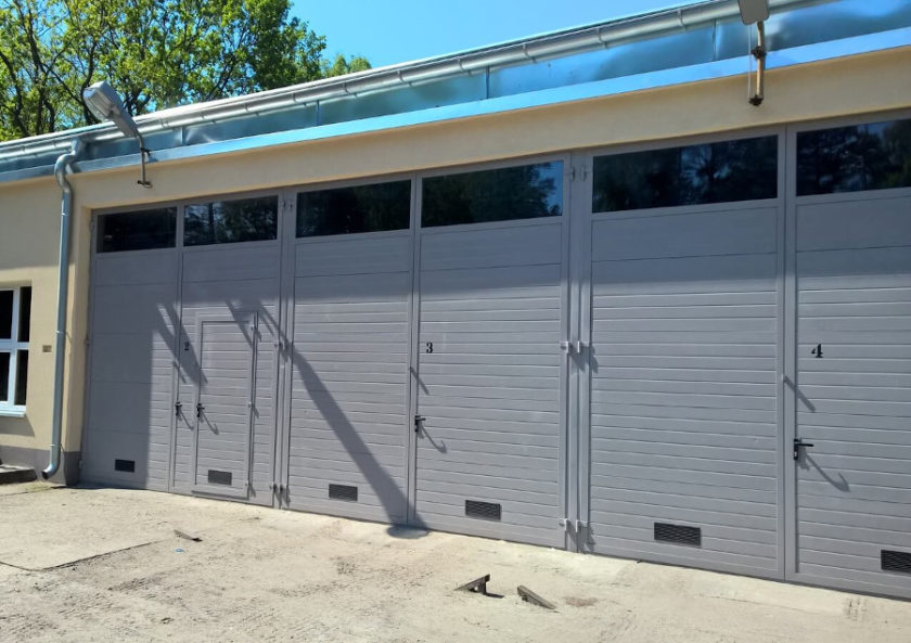 Brama garażowa przemysłowa segmentowa z furtką i oknami - producent Migas-Door