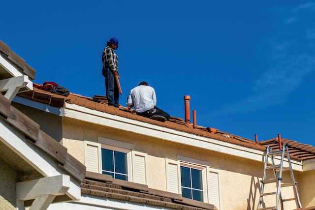 Samodzielna budowa dachu – gdzie kupić blachodachówkę i jak ją zamontować?