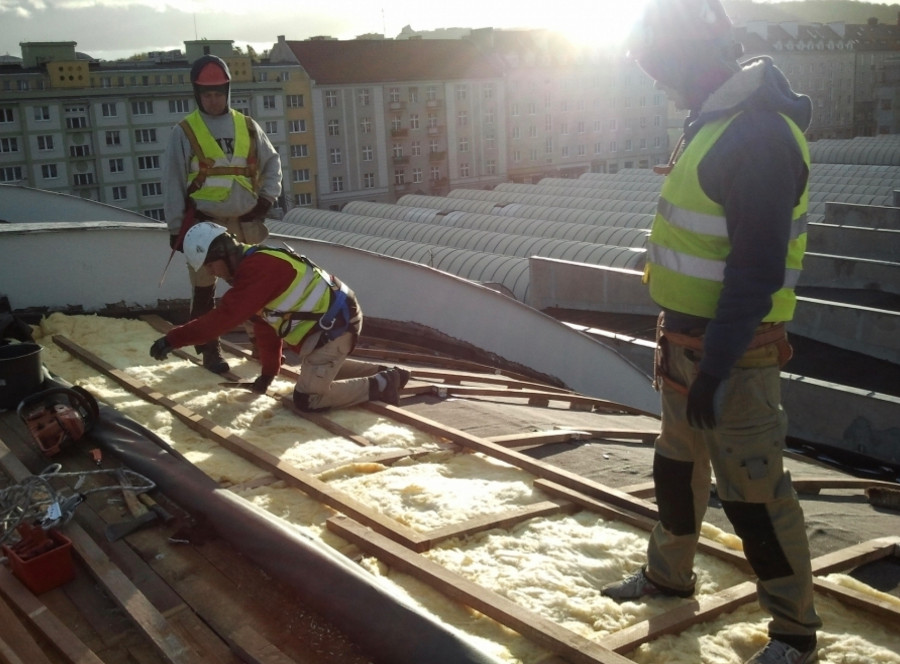 Naprawa dachów: Kluczowe informacje i wskazówki dotyczące utrzymania bezpiecznego i trwałego dachu