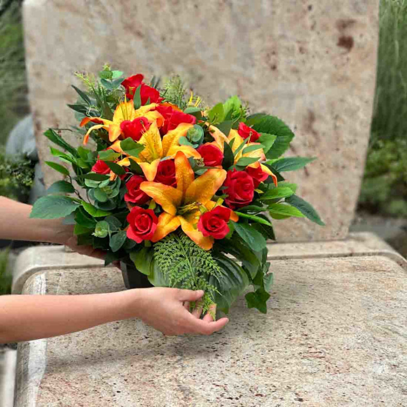 Stroik na cmentarz - pomarańczowe lilie i czerwone róże