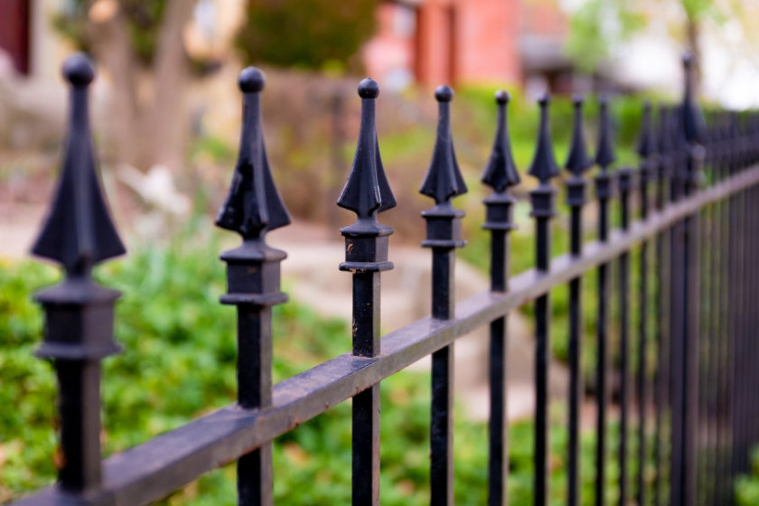 Dlaczego warto zdecydować się na ogrodzenie z konstrukcji stalowych?