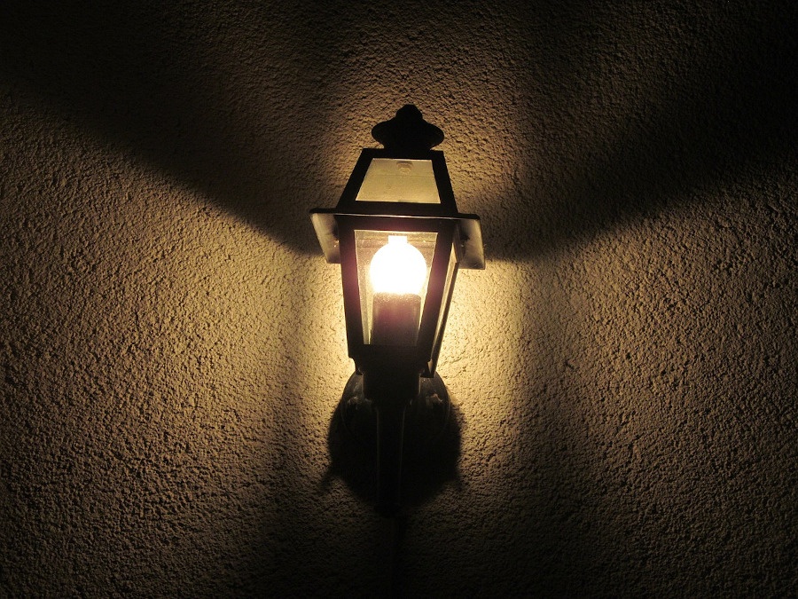 Oświetlenie elewacji domu jednorodzinnego – co warto wiedzieć?