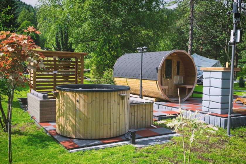 Spa w ogrodzie – sauna i balia ogrodowa działające niezależnie od pory roku