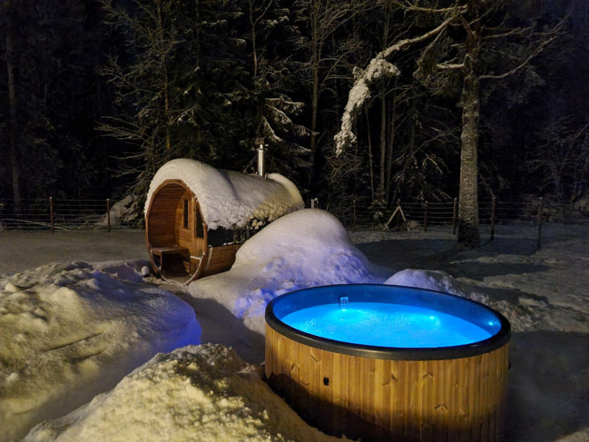 Spa w ogrodzie – sauna i balia ogrodowa działające niezależnie od pory roku