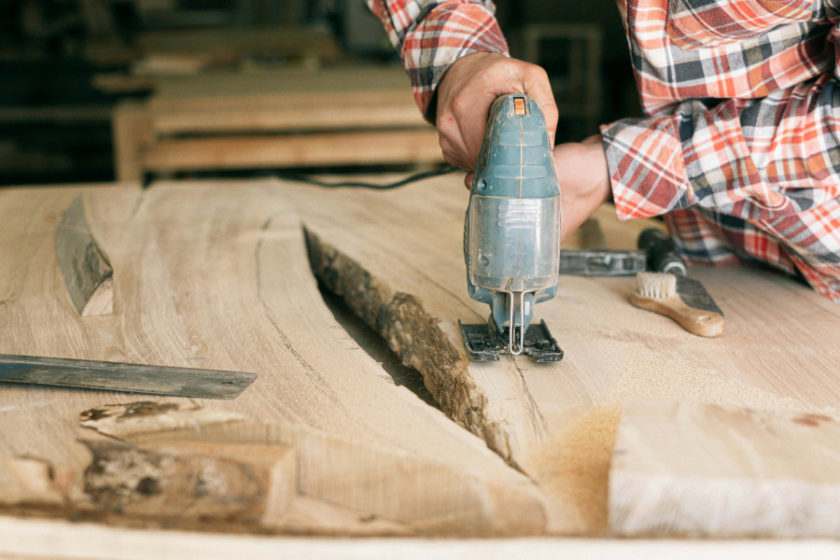 Jakich narzędzi do drewna użyć w warsztacie? Dowiedz się!
